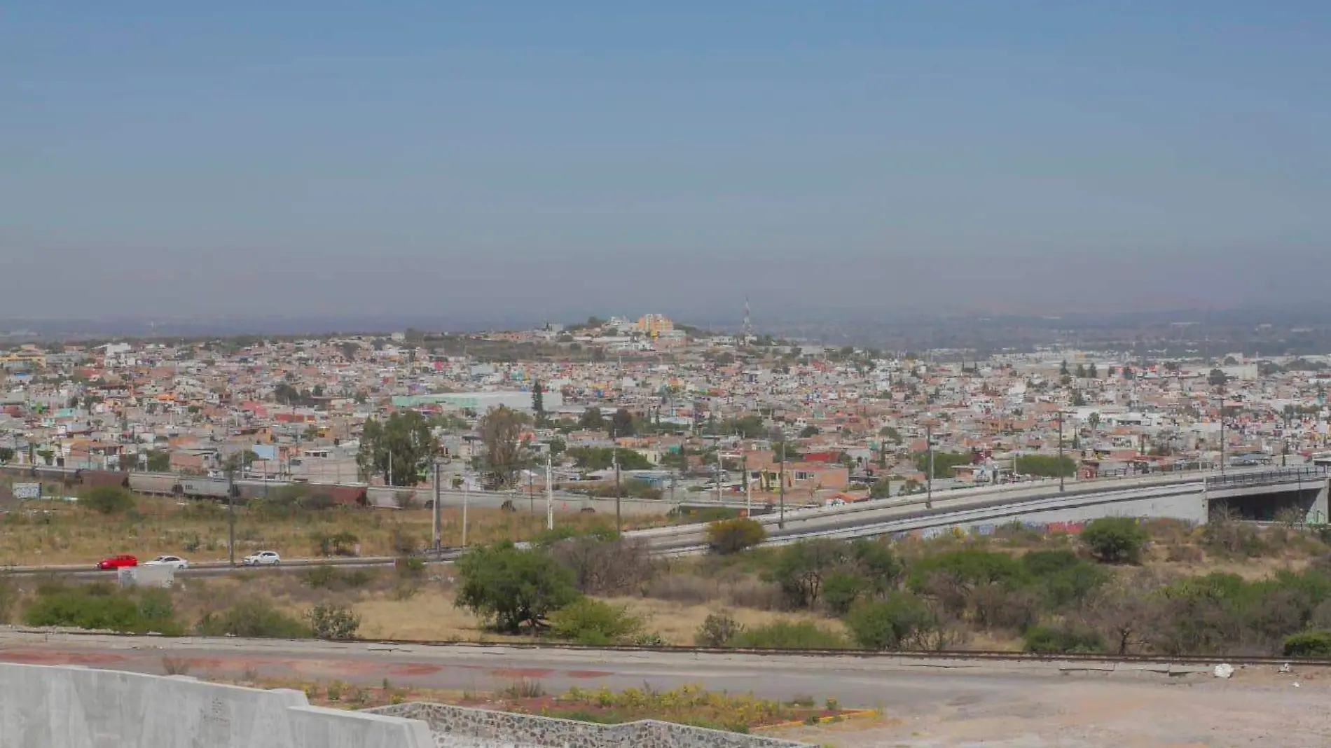 Pobladores de la zona oriente denunciaron fuertes olores a químicos durante estos últimos días.  Cesar Ortiz. El Sol de San Juan del Río.